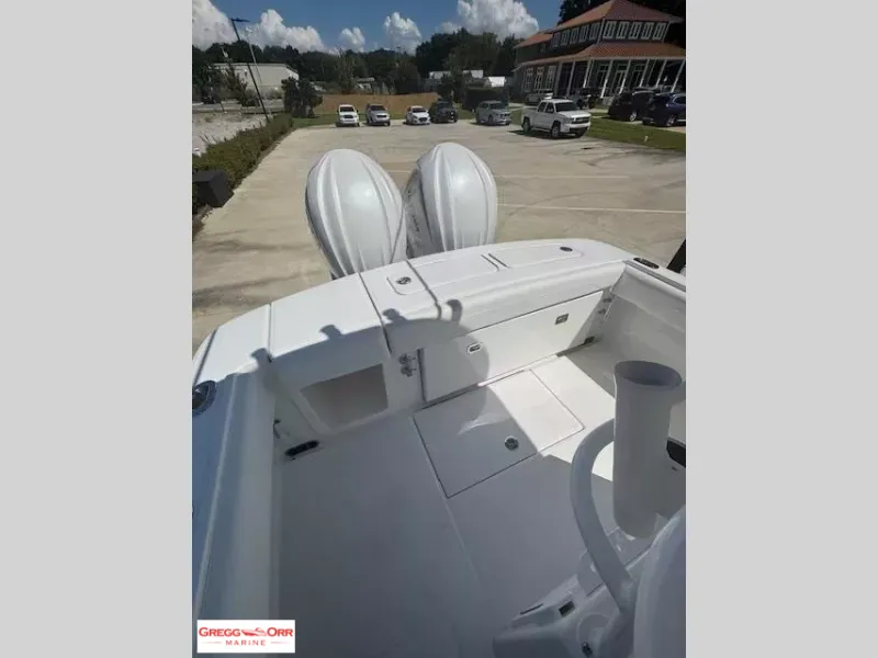 Slide: The Image of Regulator Marine 25 CENTER CONSOLE 2026 - 12