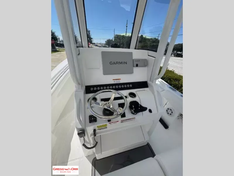 Slide: The Image of Regulator Marine 25 CENTER CONSOLE 2026 - 16