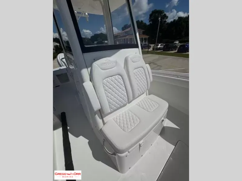 Slide: The Image of Regulator Marine 25 CENTER CONSOLE 2026 - 24