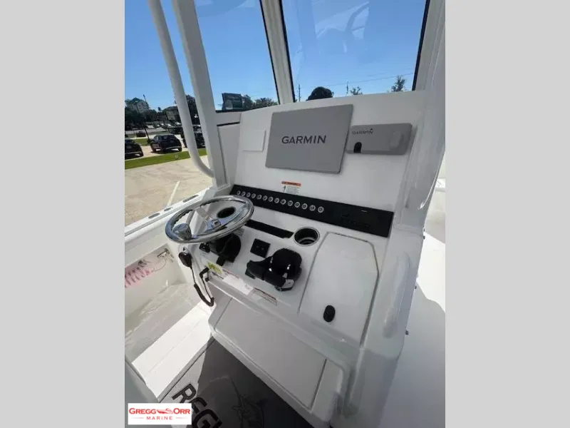 Slide: The Image of Regulator Marine 25 CENTER CONSOLE 2026 - 17