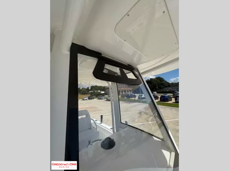 Slide: The Image of Regulator Marine 25 CENTER CONSOLE 2026 - 2