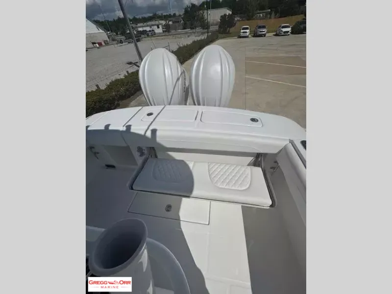 Slide: The Image of Regulator Marine 25 CENTER CONSOLE 2026 - 20
