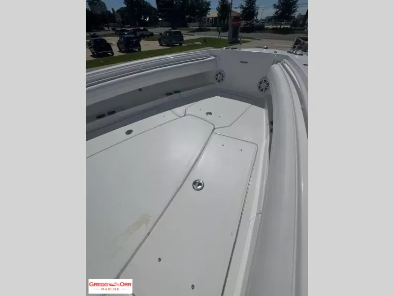 Slide: The Image of Regulator Marine 25 CENTER CONSOLE 2026 - 23