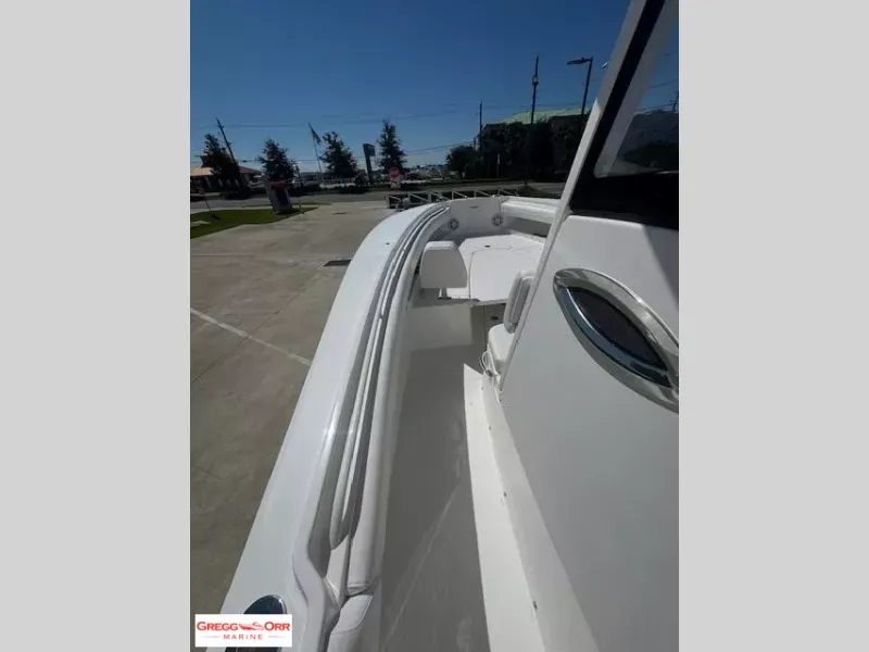 Slide: The Image of Regulator Marine 25 CENTER CONSOLE 2026 - 21