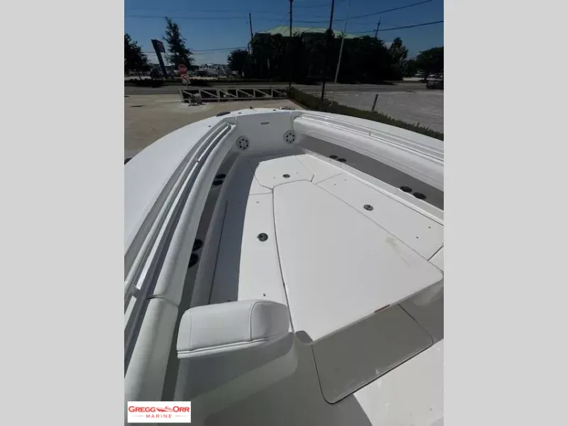 Slide: The Image of Regulator Marine 25 CENTER CONSOLE 2026 - 22