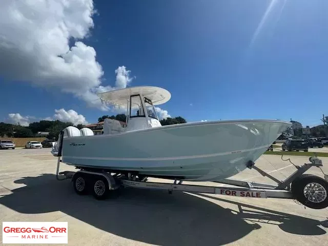 Slide: The Image of Regulator Marine 25 CENTER CONSOLE 2026 - 8