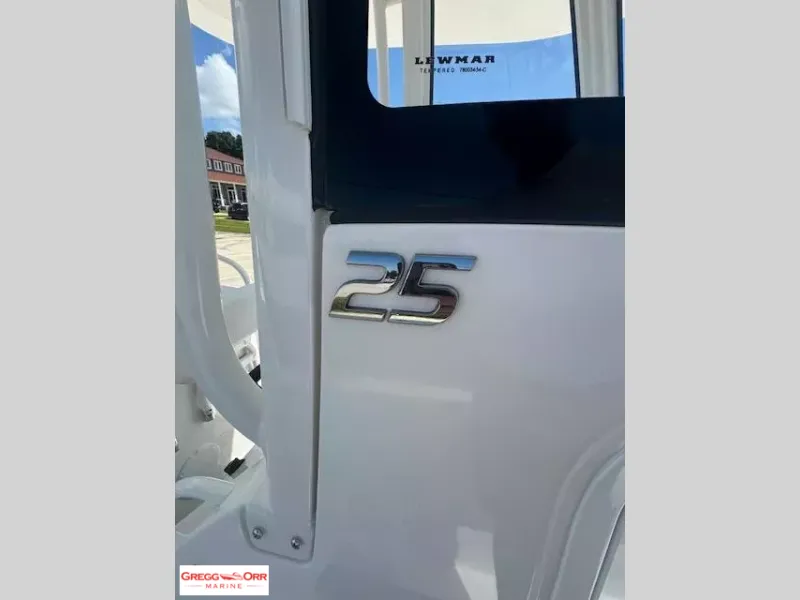 Slide: The Image of Regulator Marine 25 CENTER CONSOLE 2026 - 25