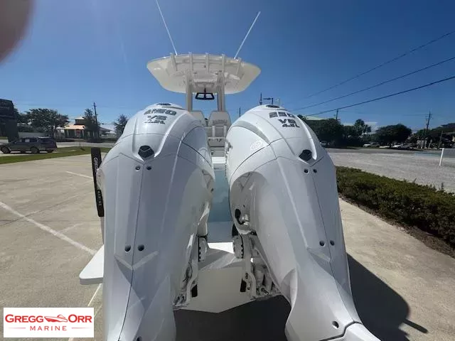 Slide: The Image of Regulator Marine 25 CENTER CONSOLE 2026 - 11