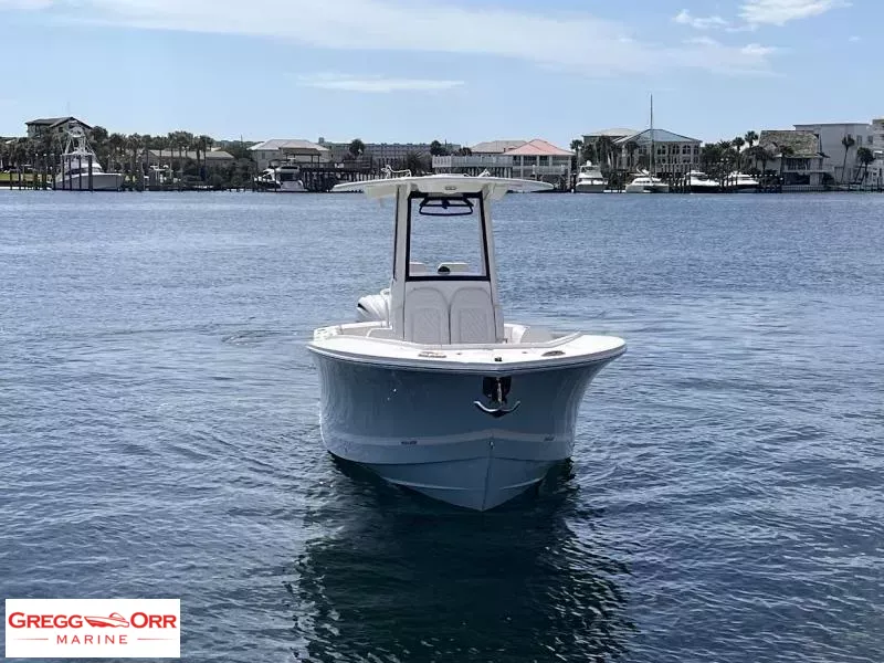 Slide: The Image of Regulator Marine 25 CENTER CONSOLE 2026 - 4