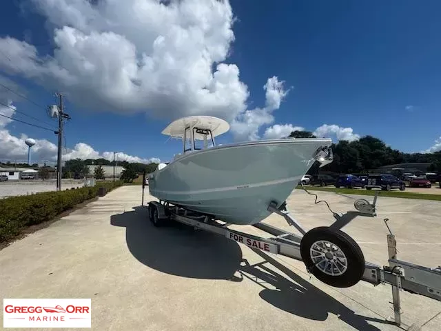 Slide: The Image of Regulator Marine 25 CENTER CONSOLE 2026 - 9