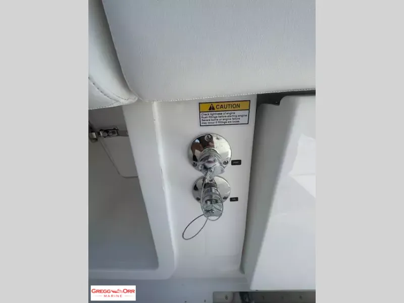 Slide: The Image of Regulator Marine 25 CENTER CONSOLE 2026 - 18