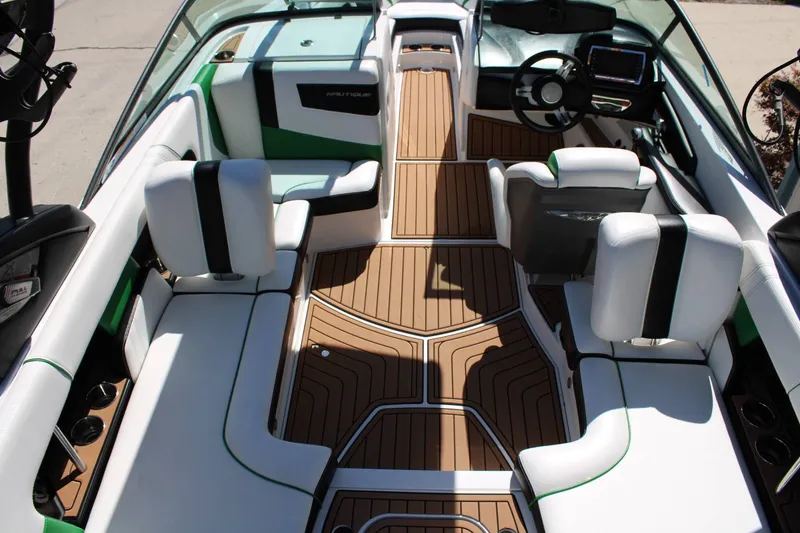 Slide: The Image of Nautique 210 2016 - 7