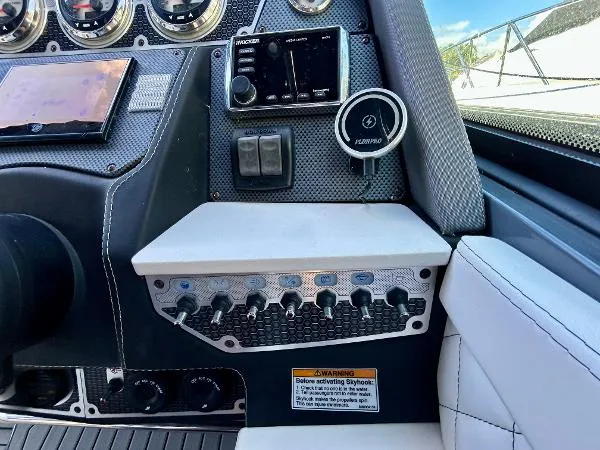 Slide: The Image of Cruisers 338 Outboard 2021 - 27