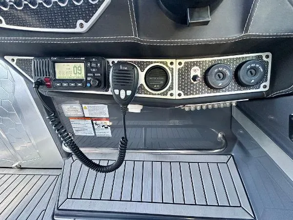 Slide: The Image of Cruisers 338 Outboard 2021 - 28