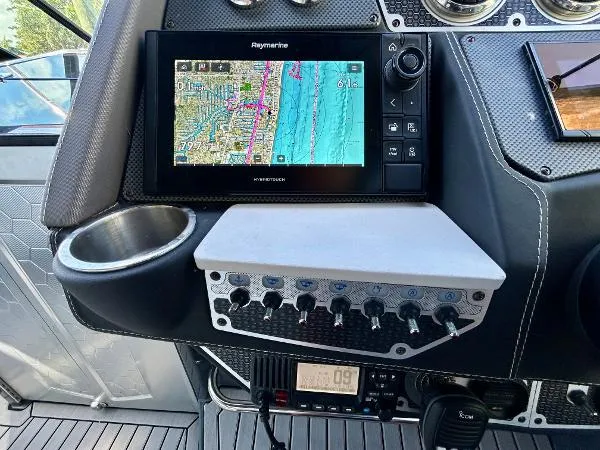 Slide: The Image of Cruisers 338 Outboard 2021 - 26