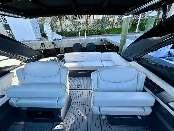Slide: The Image of Cruisers 338 Outboard 2021 - 31