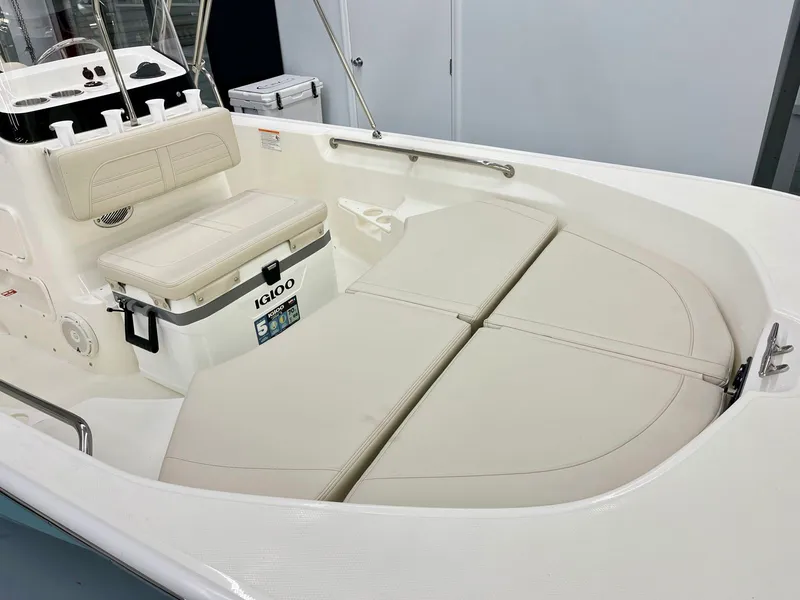 Slide: The Image of Boston whaler 17MTK 2026 - 4