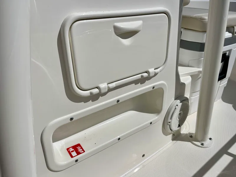 Slide: The Image of Boston whaler 19 MTK 2026 - 16