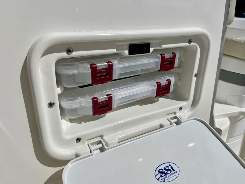 Slide: The Image of Boston whaler 19 MTK 2026 - 17