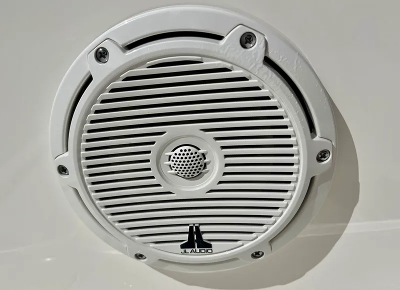 Slide: The Image of Boston whaler 19 MTK 2026 - 18