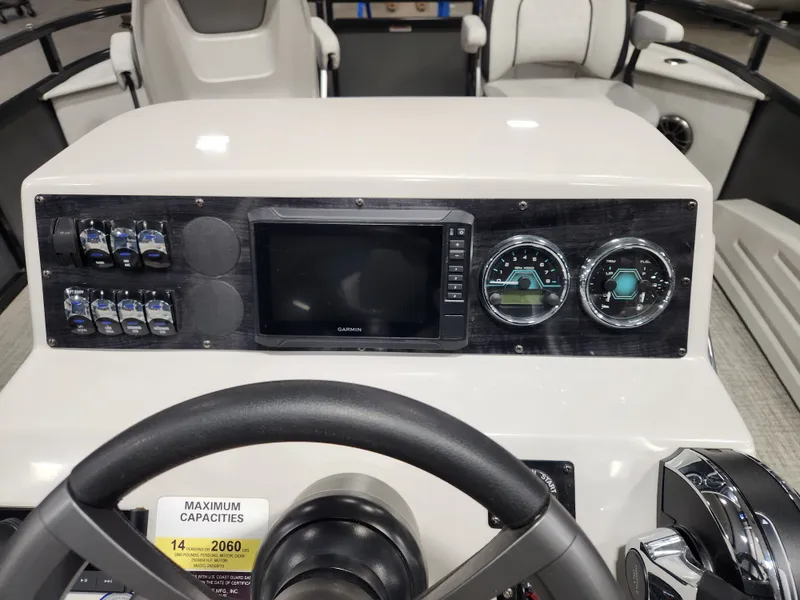 Slide: The Image of Avalon Venture 85 - 25 FT Center Console Fish Triple "The Anglers Wake" 2026 - 9