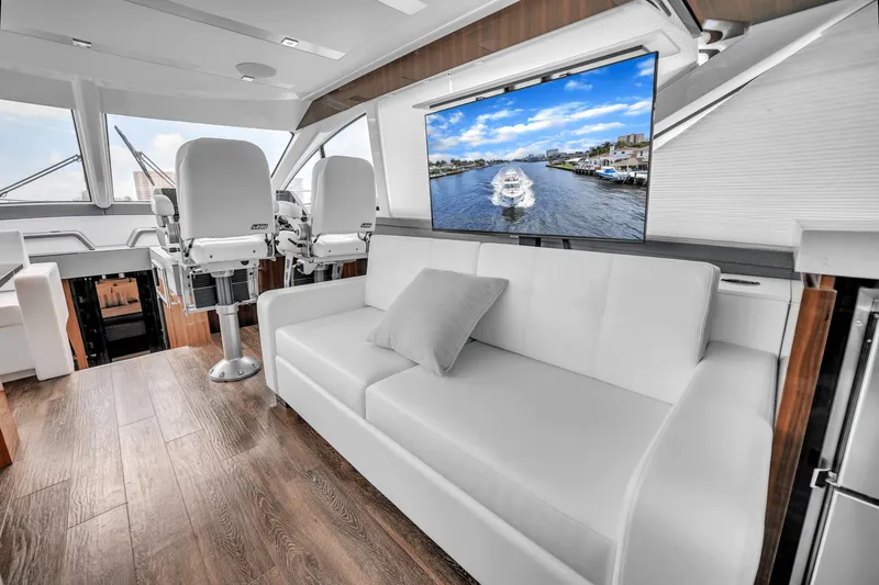 Slide: The Image of Cruisers Yachts 60 Fly 2024 - 32