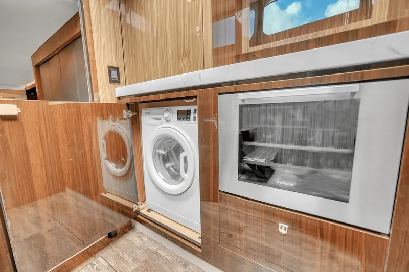 Slide: The Image of Cruisers Yachts 60 Fly 2024 - 44