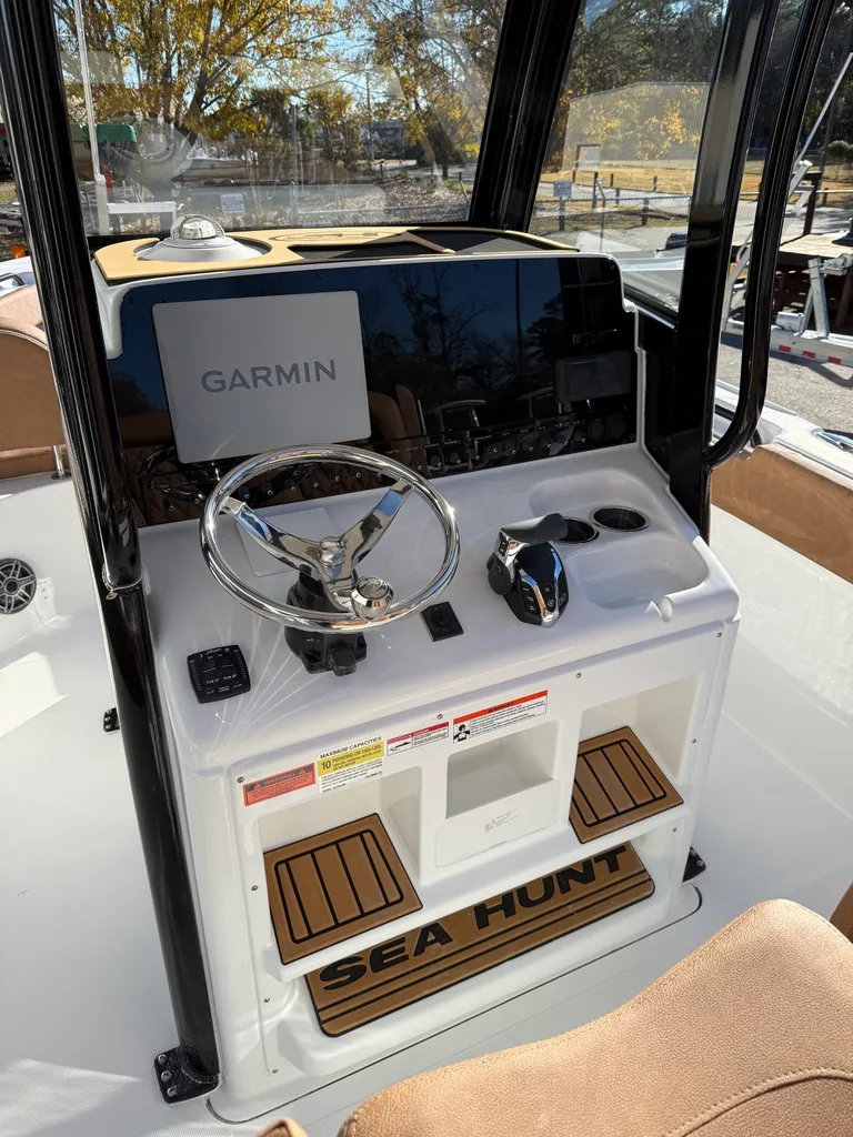 Slide: The Image of Sea Hunt Ultra 255SE 2026 - 11