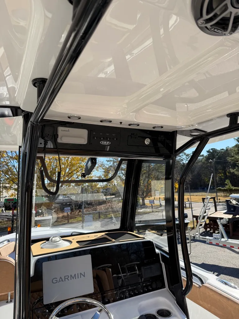 Slide: The Image of Sea Hunt Ultra 255SE 2026 - 12