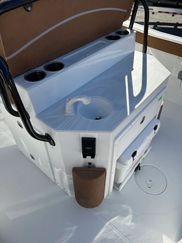 Slide: The Image of Sea Hunt Ultra 255SE 2026 - 14