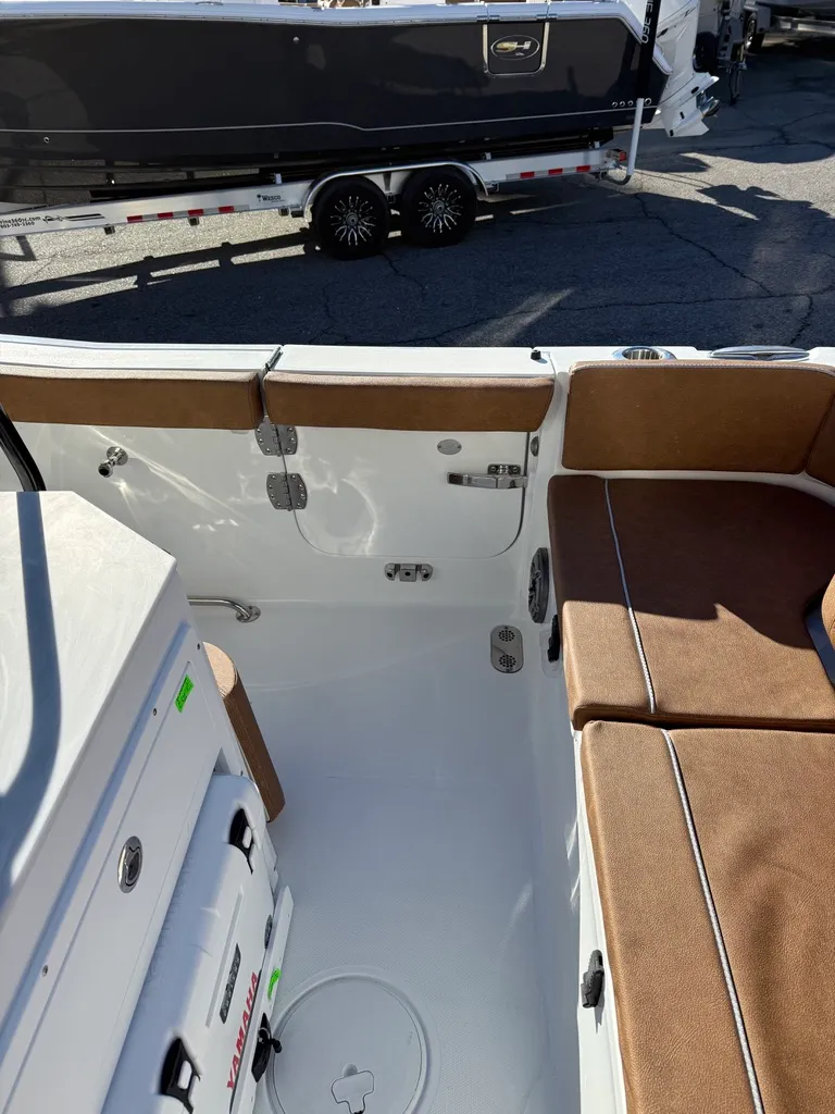 Slide: The Image of Sea Hunt Ultra 255SE 2026 - 15