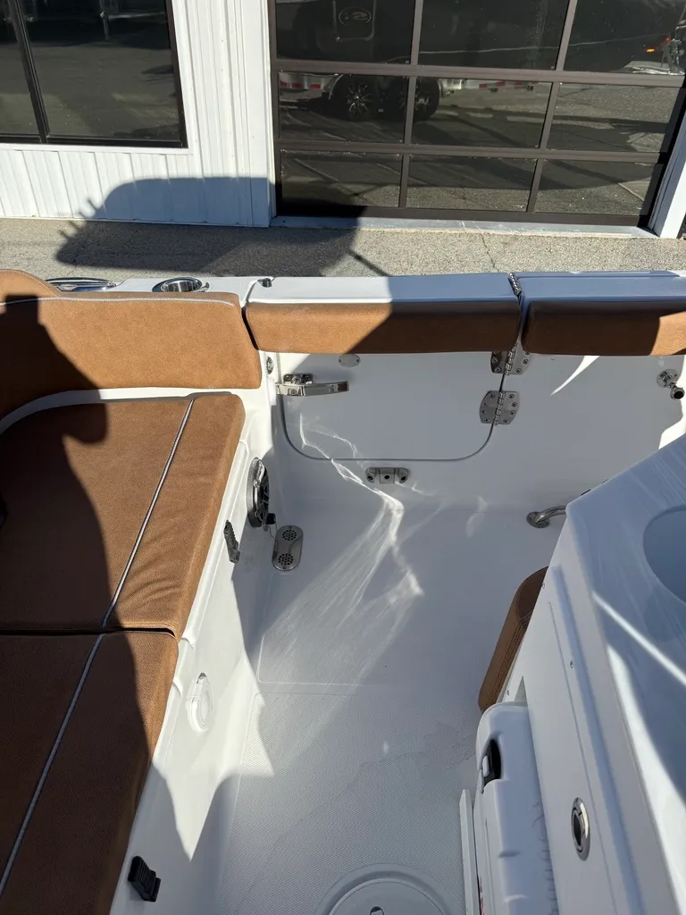 Slide: The Image of Sea Hunt Ultra 255SE 2026 - 16