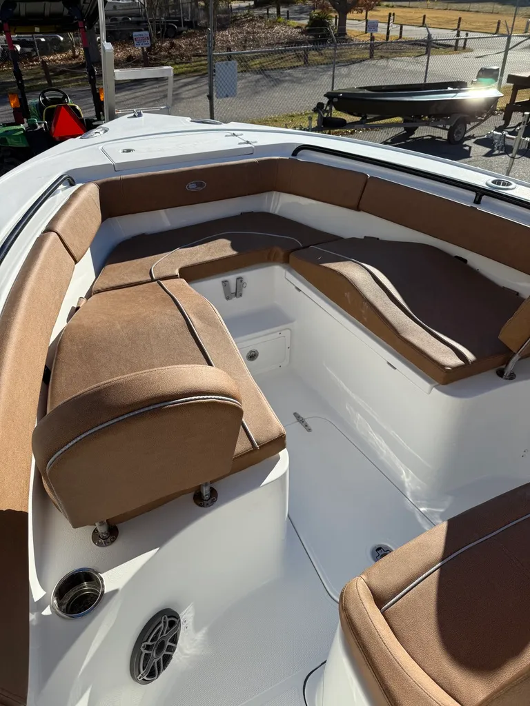 Slide: The Image of Sea Hunt Ultra 255SE 2026 - 5