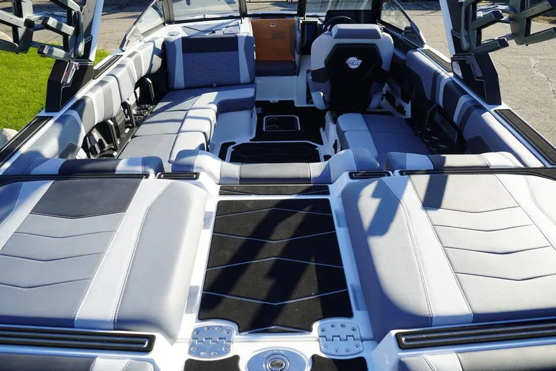 Slide: The Image of Malibu Boats 23 MXZ 2026 - 21