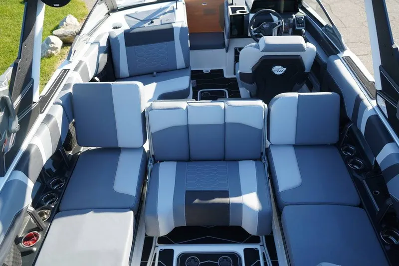 Slide: The Image of Malibu Boats 23 MXZ 2026 - 9