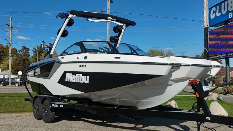 Slide: The Image of Malibu Boats 23 MXZ 2026 - 15