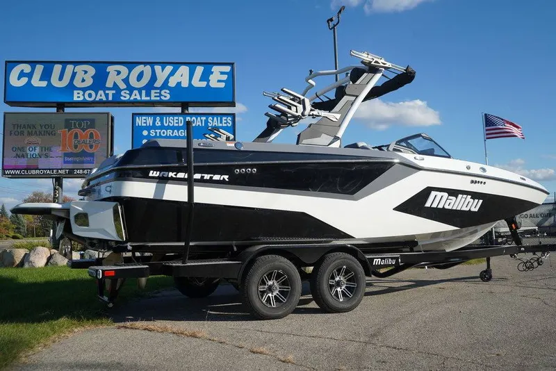 Slide: The Image of Malibu Boats 23 MXZ 2026 - 18