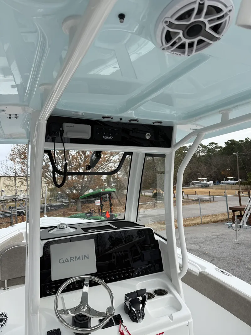 Slide: The Image of Sea Hunt Ultra 265 SE 2026 - 10