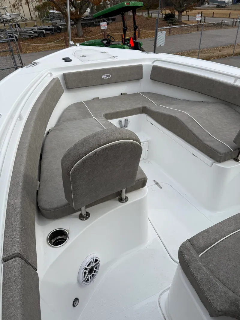 Slide: The Image of Sea Hunt Ultra 265 SE 2026 - 5