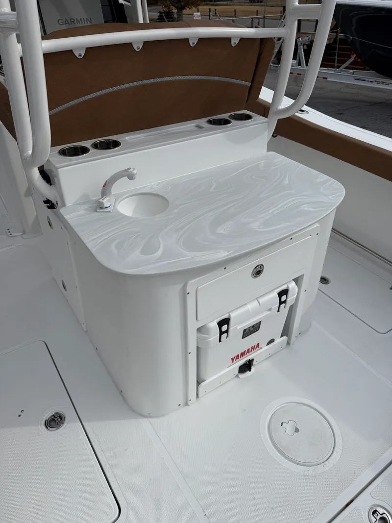 Slide: The Image of Sea Hunt Ultra 305 CB 2026 - 11