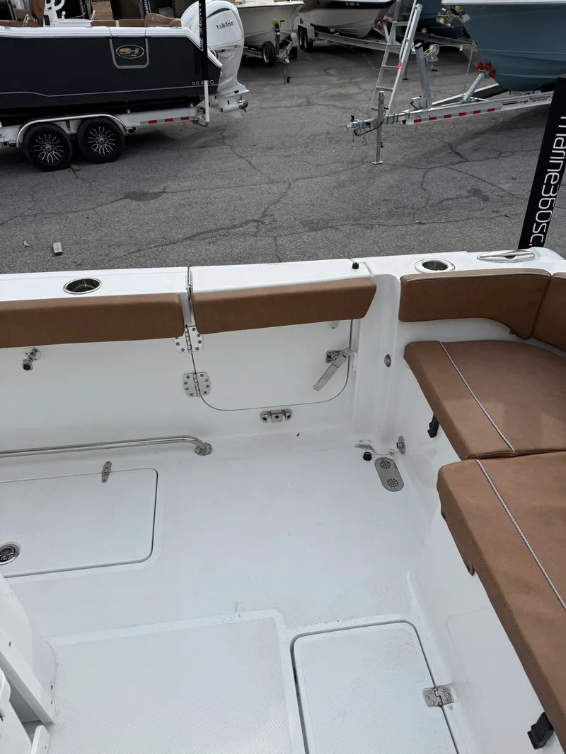 Slide: The Image of Sea Hunt Ultra 305 CB 2026 - 12