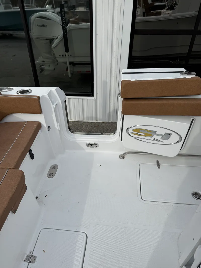 Slide: The Image of Sea Hunt Ultra 305 CB 2026 - 13