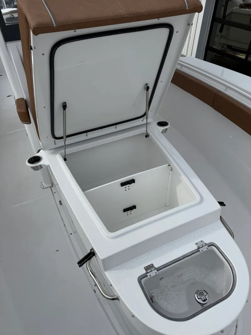 Slide: The Image of Sea Hunt Ultra 305 CB 2026 - 5