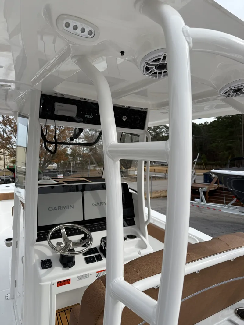 Slide: The Image of Sea Hunt Ultra 305 CB 2026 - 8