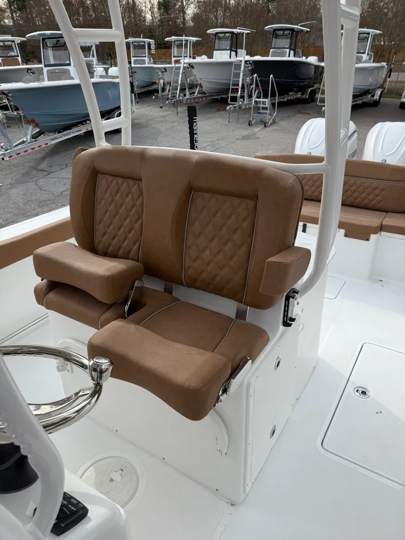 Slide: The Image of Sea Hunt Ultra 305 CB 2026 - 9