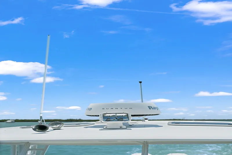 Slide: The Image of Boston Whaler 320 VANTAGE 2019 - 10