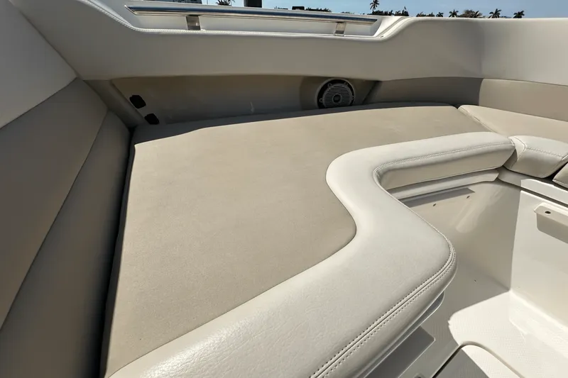 Slide: The Image of Boston Whaler 320 VANTAGE 2019 - 14