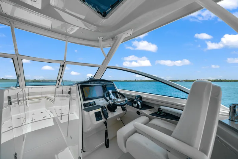 Slide: The Image of Boston Whaler 320 VANTAGE 2019 - 20
