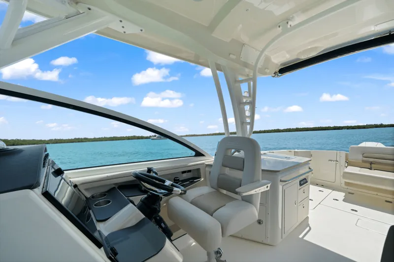 Slide: The Image of Boston Whaler 320 VANTAGE 2019 - 21