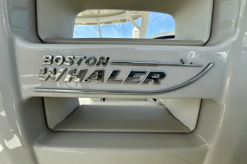 Slide: The Image of Boston Whaler 320 VANTAGE 2019 - 22